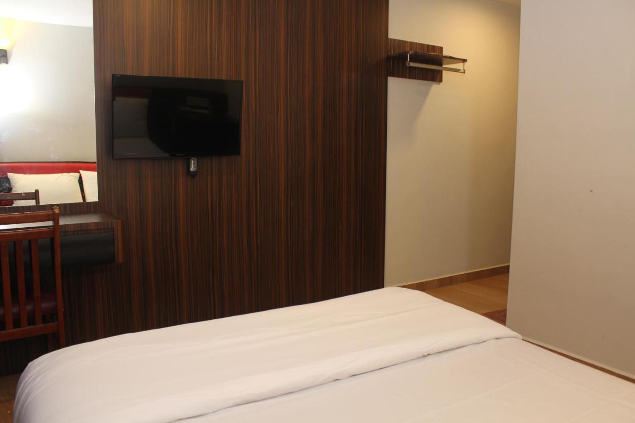Oyo 90027 Happy Hotel Johor Bahru Extérieur photo