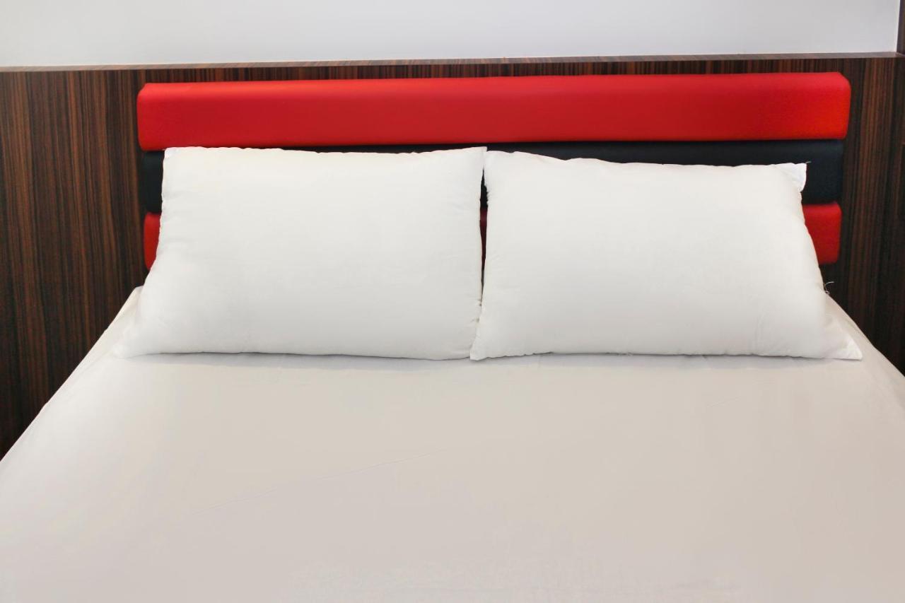 Oyo 90027 Happy Hotel Johor Bahru Extérieur photo