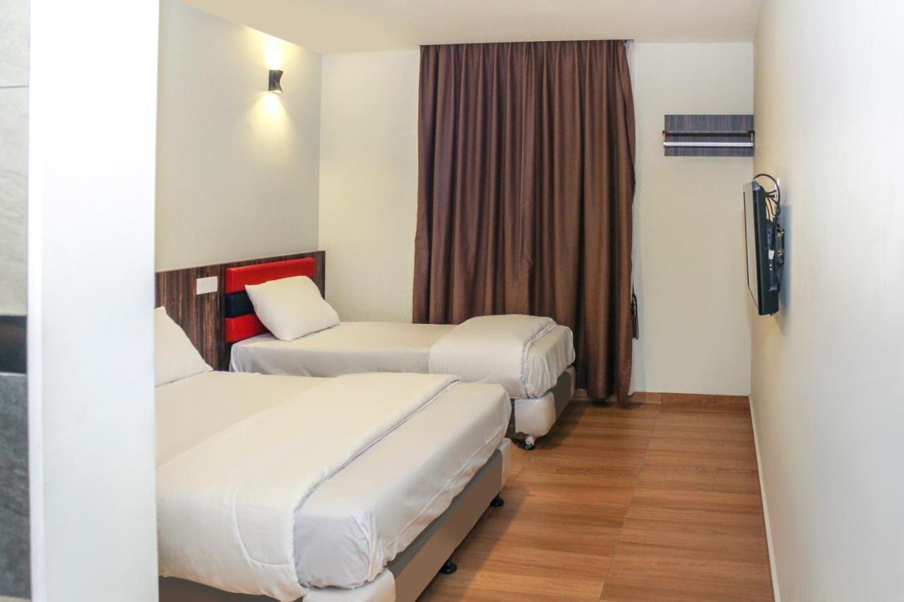 Oyo 90027 Happy Hotel Johor Bahru Extérieur photo